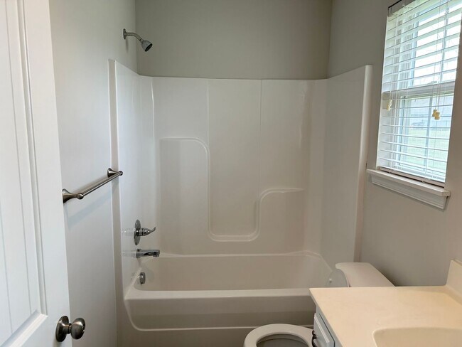 Building Photo - 2 Bed | 2 Bath | 2 Car Garage Single Level Home in Raymore