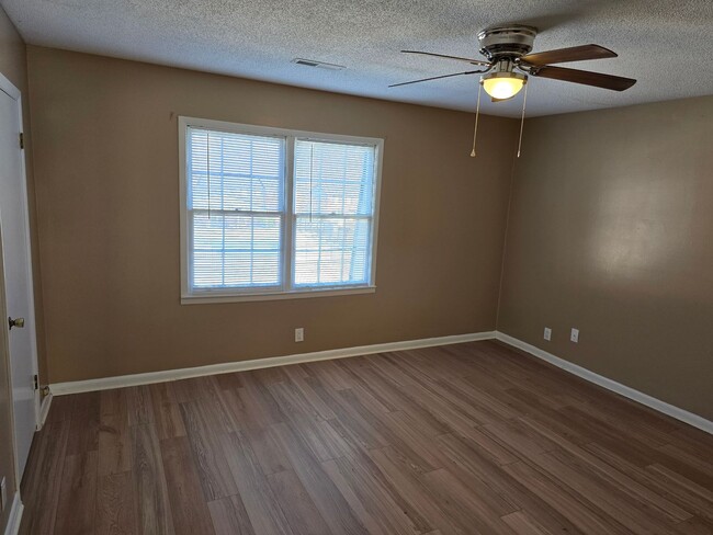 Building Photo - 2 bedroom 1.5 bath condo now available for rent in Dalton, Ga