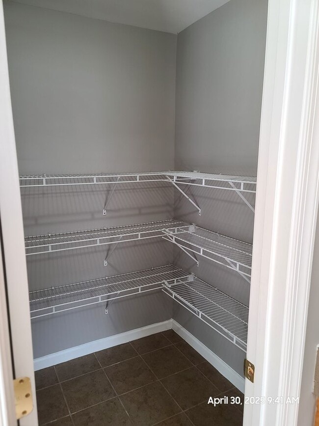 Building Photo - End Unit Town Home in Waynesboro, PA!