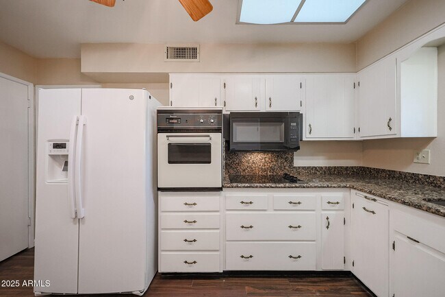 Building Photo - 10832 W Saratoga Cir