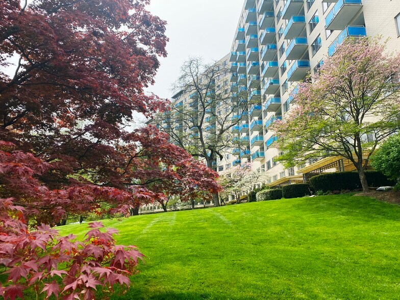 Primary Photo - 10201 Grosvenor Pl