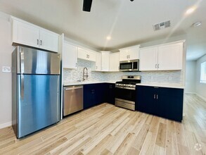 Building Photo - $500 OFF New Year Special! 2 Bedroom + 2 B...