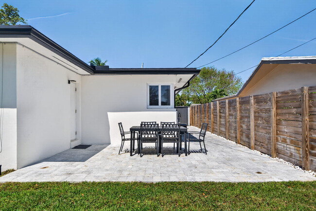 Building Photo - 850 SE 1st Ave