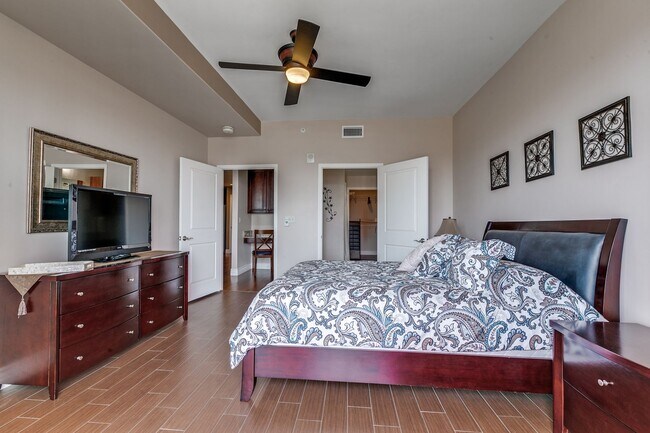 Building Photo - GORGEOUS FURNISHED CONDOMINIUM WITH GREAT ...