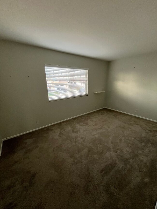 Building Photo - Spacious 4br/3ba Single Family Residence i...