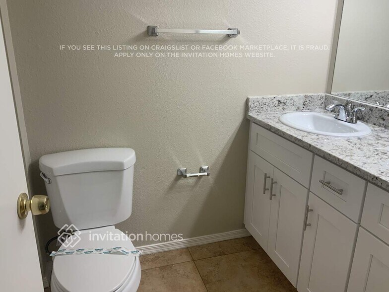 Building Photo - 2802 W Vista Ave