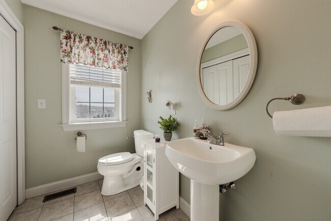 Building Photo - 9 Kettle Way