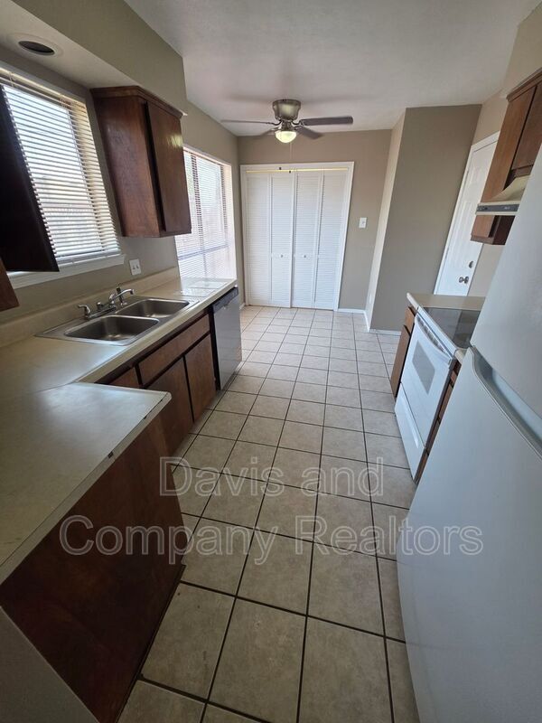 Building Photo - 4412 St Andrews Dr