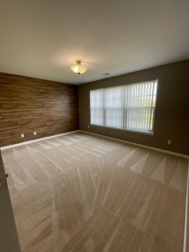 Building Photo - Bright Upper Condo with Garage | Near Shopping & Trails