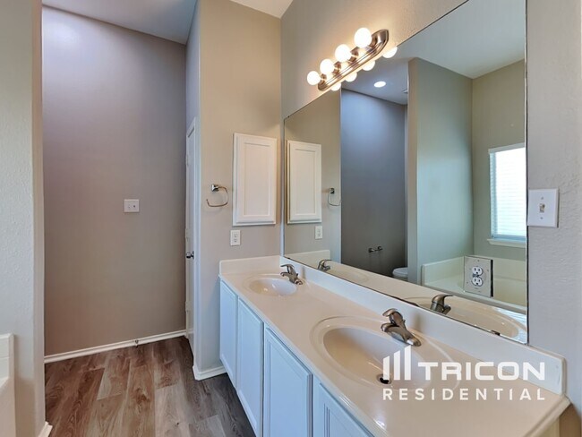 Building Photo - 6701 Fairglen Dr