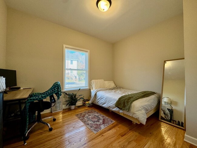 Building Photo - Rent Special: $250 Off First Month at 3BR/...