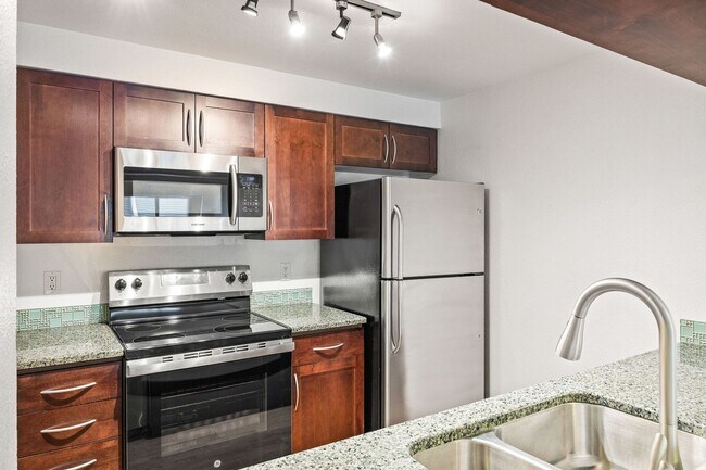 Building Photo - Location, Location!! 2-bedroom Condo in Ma...