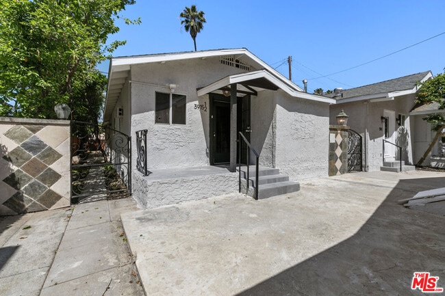 Building Photo - 3915 S Budlong Ave