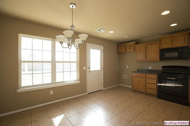 Building Photo - Beautiful 3 Bed 2 Bath Home with New Plank...