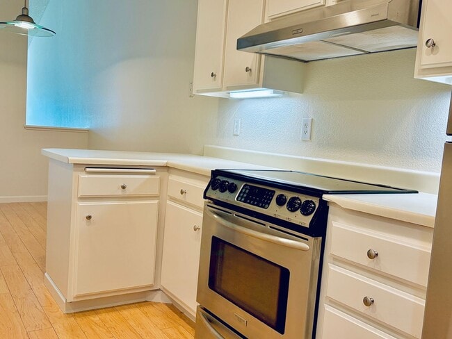 Building Photo - House like 2bed/1.5 Bath Condo with Spacious Corner Yard and 2 Car Garage