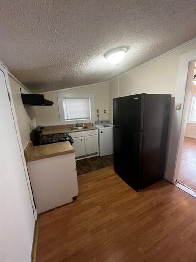 Building Photo - Charming 1 Bed, 1 Bath Home!