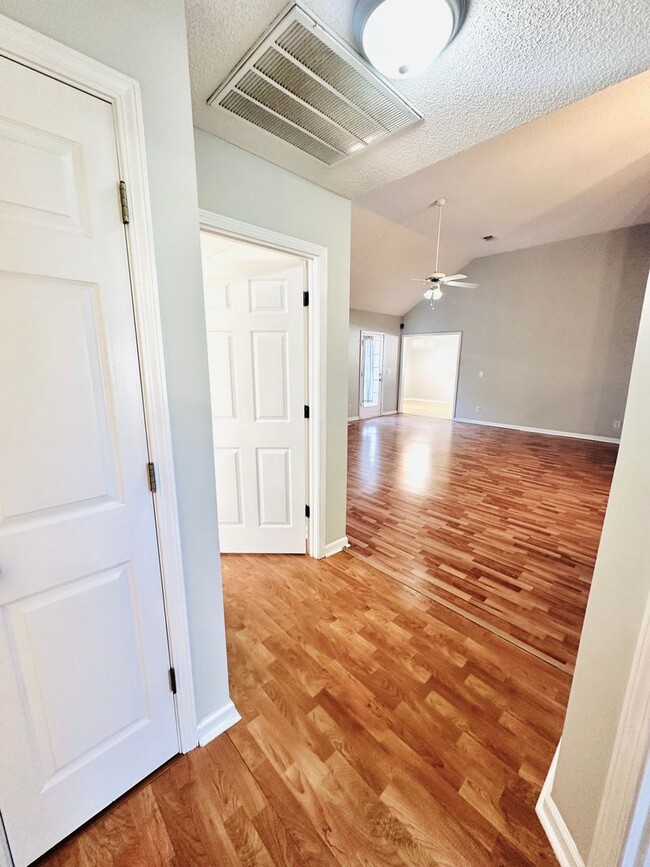 Building Photo - 206 Roaring Forks Dr
