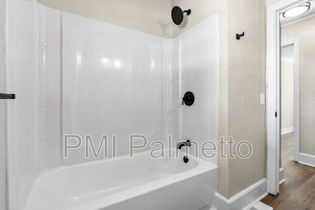 Building Photo - 1611 Holland St