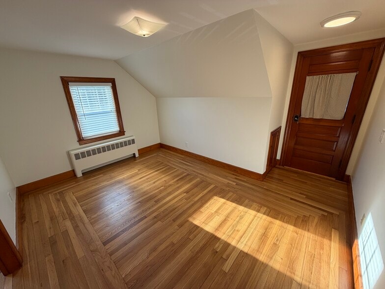 Building Photo - 964 Wellington Rd