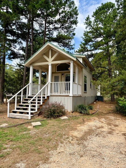 Building Photo - 17398 Countrywood