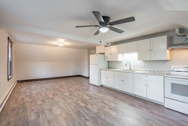 Building Photo - 85 E Main St