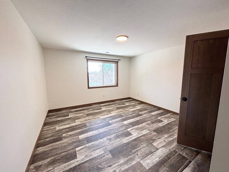 Building Photo - 575 Main St W