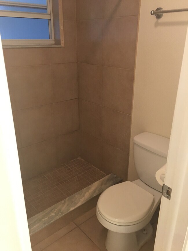 Building Photo - 605 High Point Blvd N