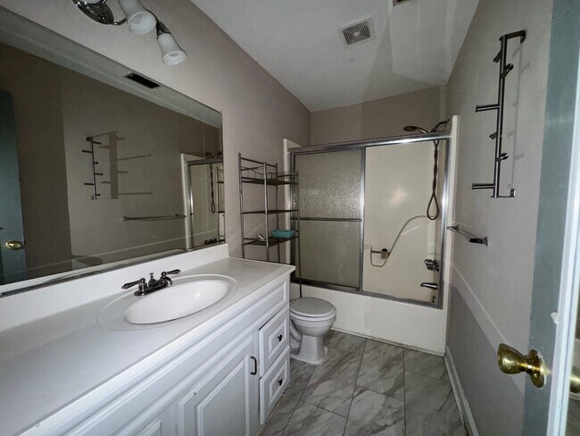 Building Photo - 8027 Country Oaks Rd