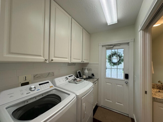 Building Photo - 3325 E Community Dr