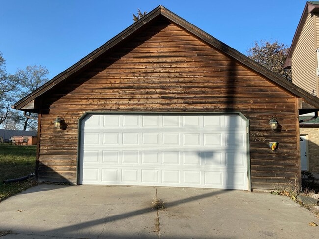 Building Photo - Dulex for rent in St Louis Park