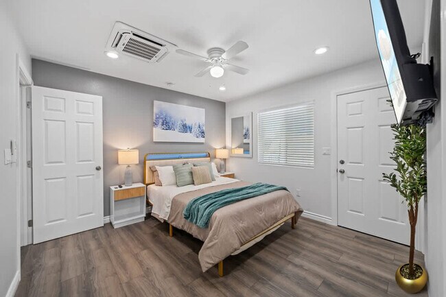 Building Photo - 10983 Parkdale Ave