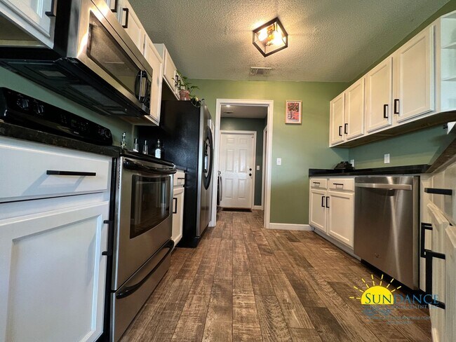 Building Photo - Impeccable 3 Bedroom Home in Shalimar!
