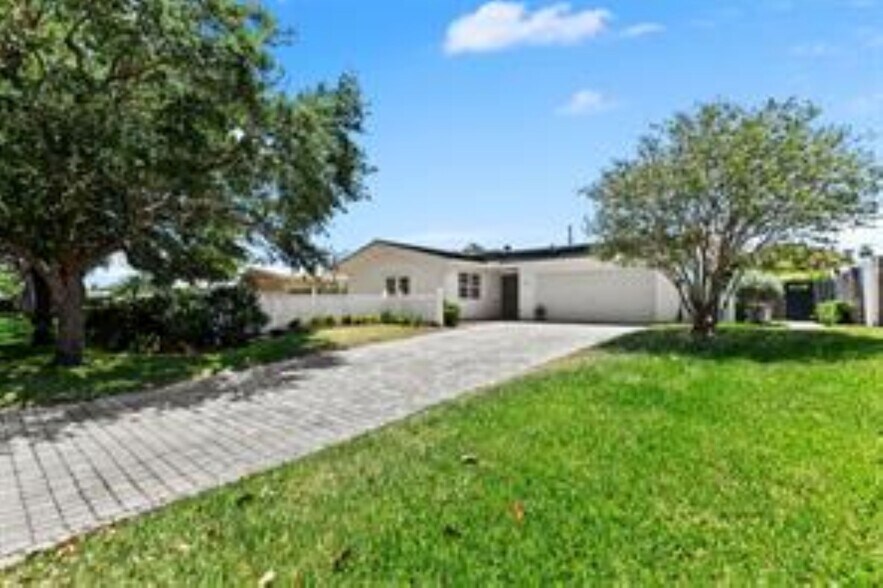 Primary Photo - 2070 NE 54th Ct