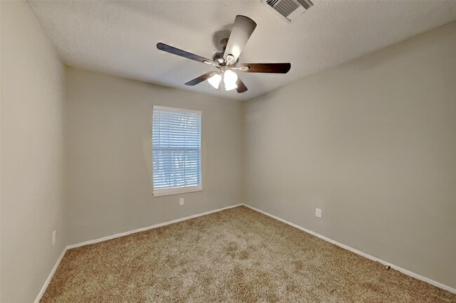 Building Photo - 26 Pinewood Forest Ct