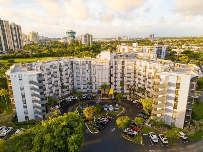 Building Photo - 20500 W Country Club Dr