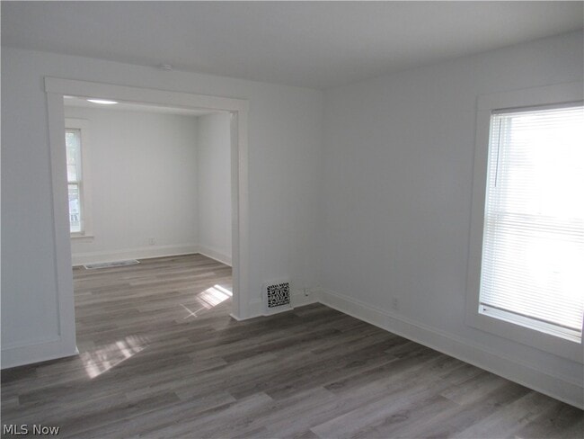 Building Photo - 14 Elm St