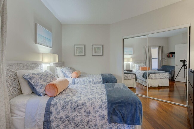 Building Photo - 500 Uno Lago Dr