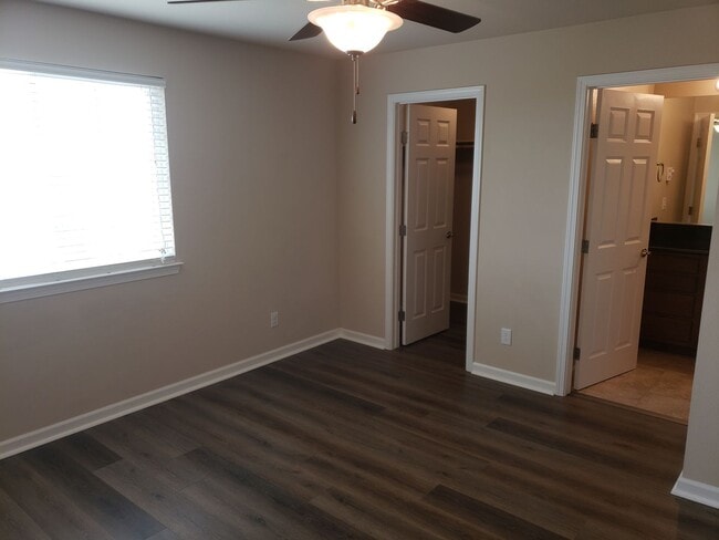 Building Photo - 4 BED 2.5 BATH TOWNHOME WITH SOLAR PANELS