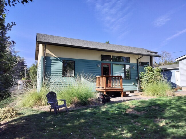 yard and side door - 16261 SE Sun Ave