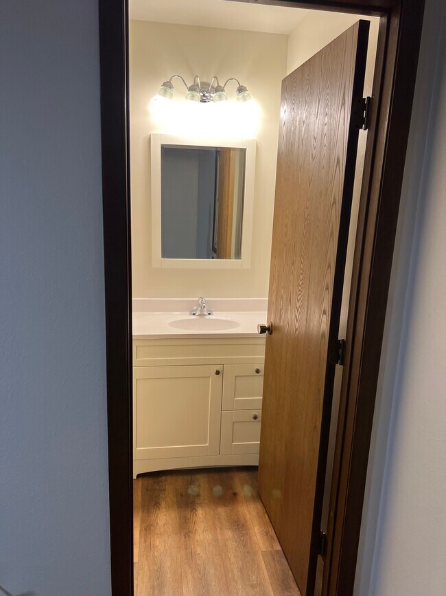 Building Photo - 5552 Cresthaven Ln