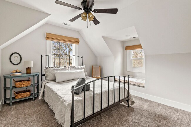 Building Photo - FULLY FURNISHED!