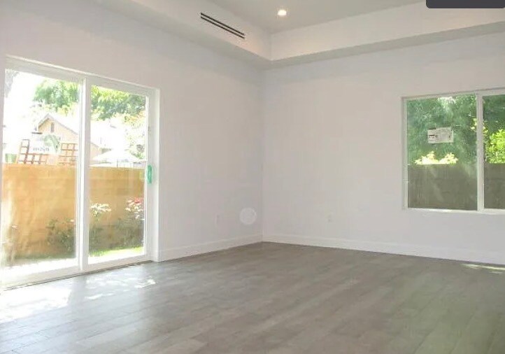 Building Photo - 6848 Encino Ave