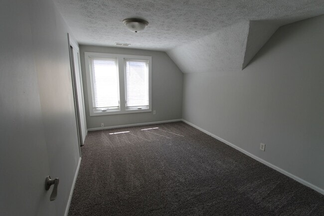 Building Photo - Large 5 Bedroom Home! Available Now.  Plen...