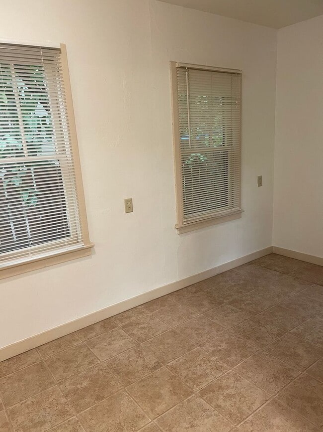 Building Photo - CHARMING 2 BED 1.5 BATH HOME IN DOWNTOWN AREA