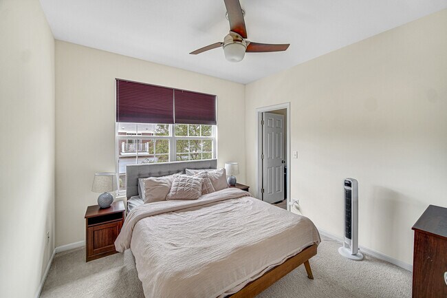 Building Photo - 2528 Dunraven Ave