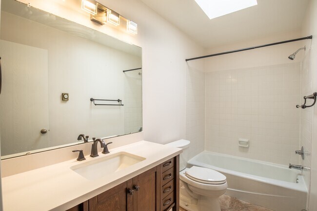 Building Photo - 2921 Valle Vista