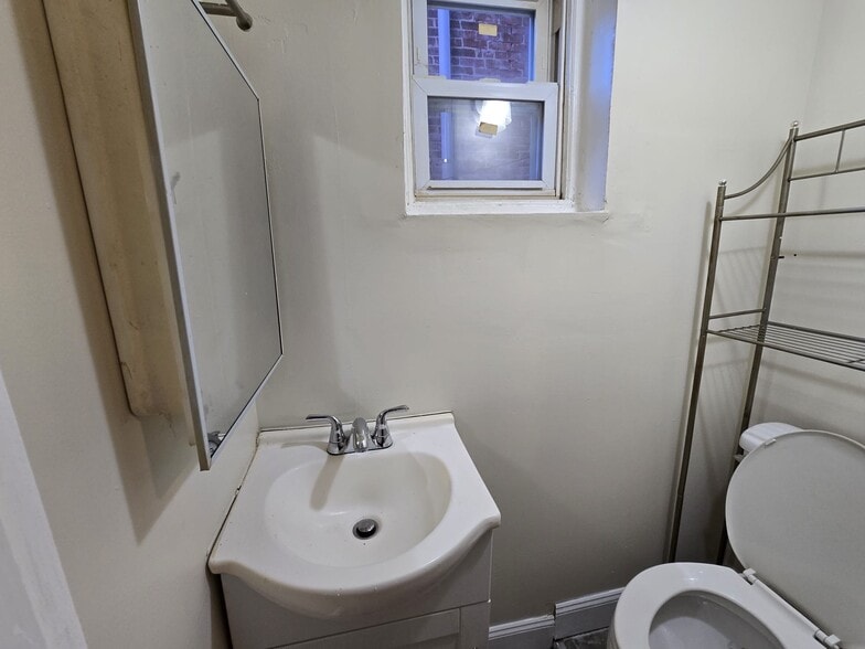 Building Photo - 5253 Spruce St