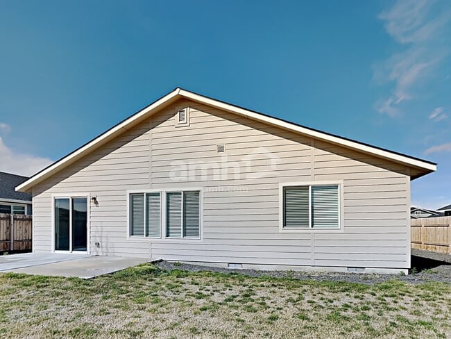 Building Photo - 7769 E Bratton Dr