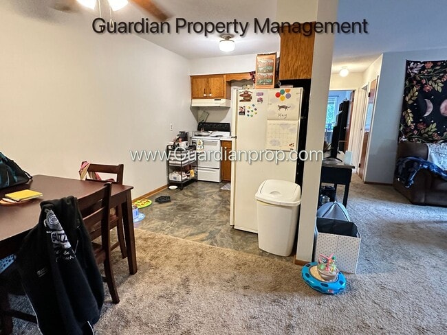 Building Photo - Top Floor w/Balcony, Excellent Condition, ...