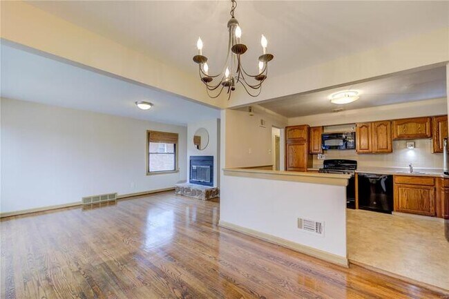 Building Photo - Fantastic 3bd/1.5ba home! Coming soon!